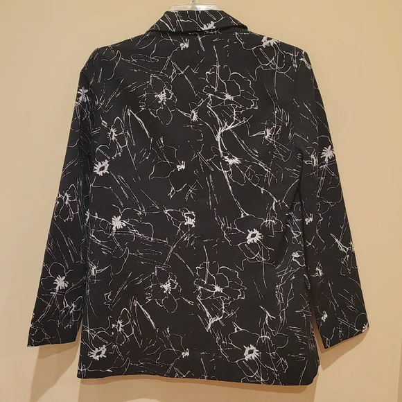 ASTR black and white abstract floral blazer - Picture 3 of 5